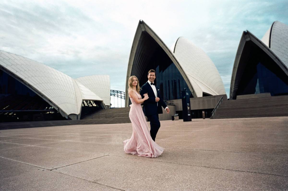 Sydney Sweeney und Glen Powell in KostÃ¼m vor der Oper in Sydney beim Dreh von 