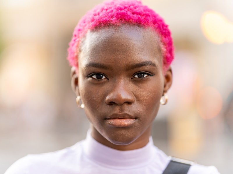 Frau im Portrait mit pinken Haare Narzissmus heilen