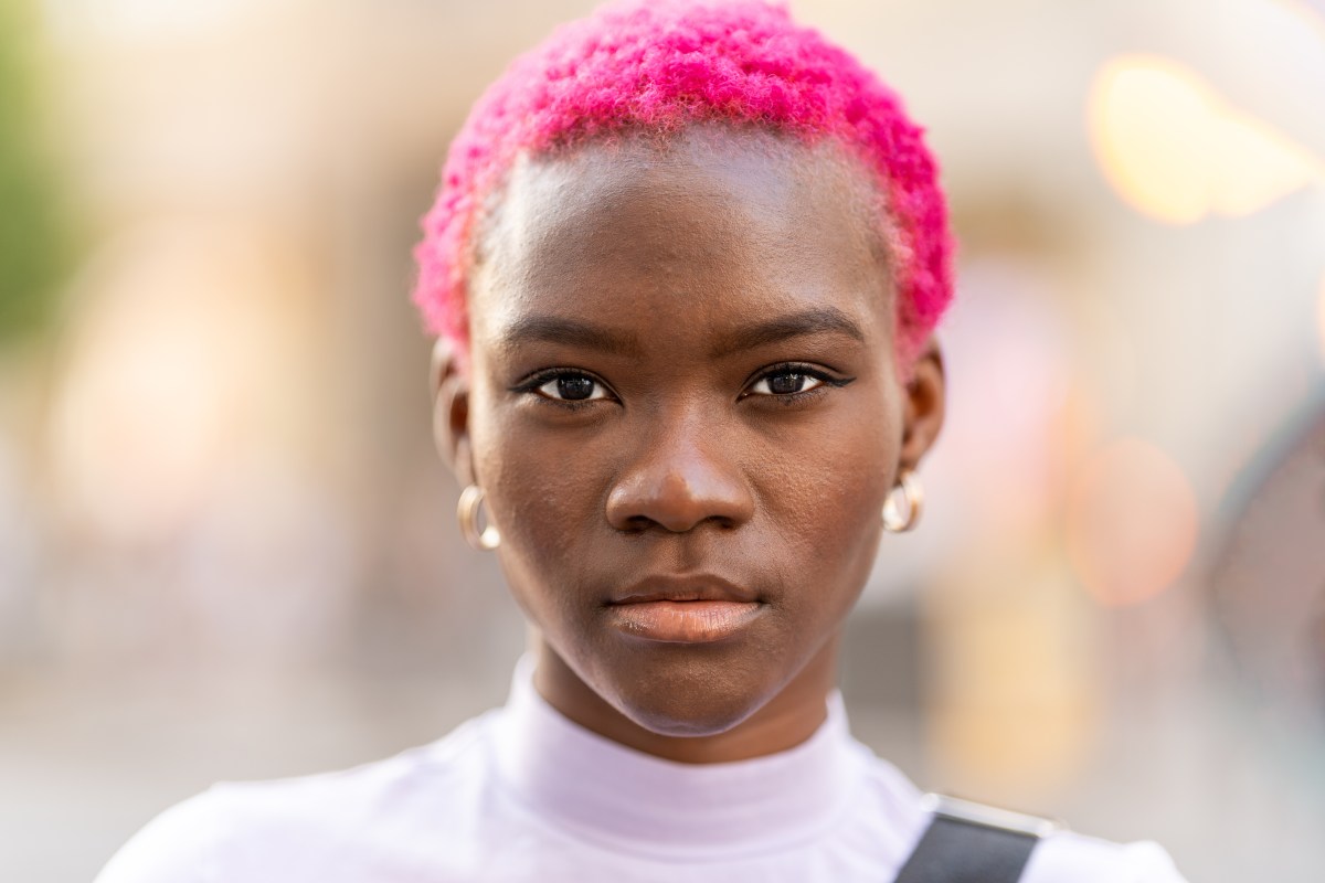 Frau im Portrait mit pinken Haare Narzissmus heilen