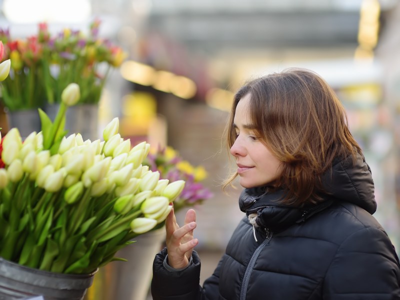 Frau kauft Tulpen