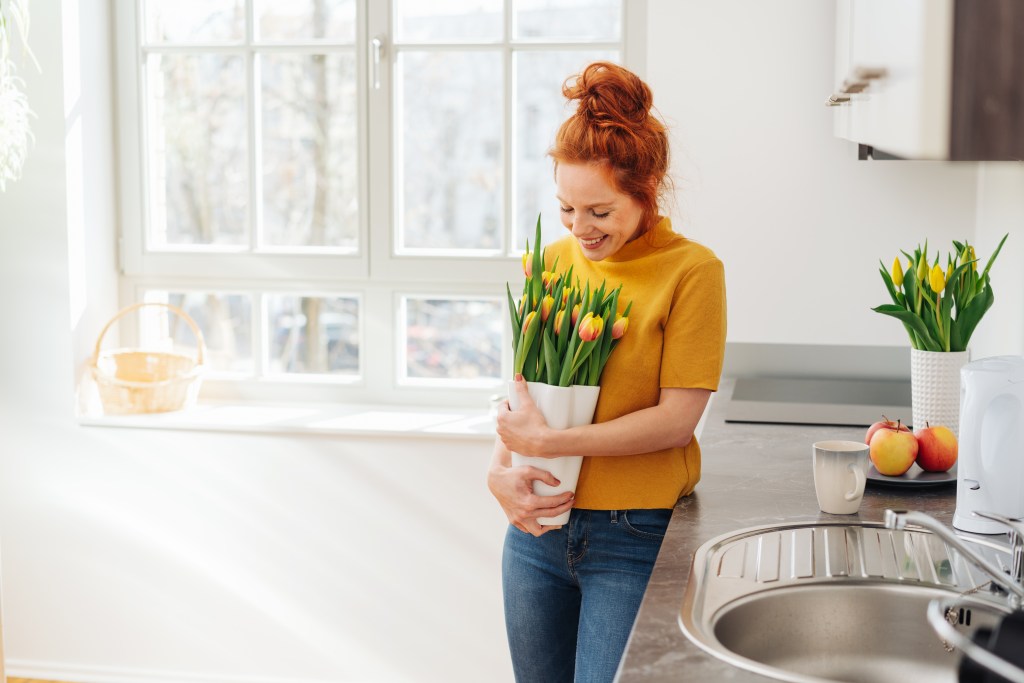 Frau mit Tulpen