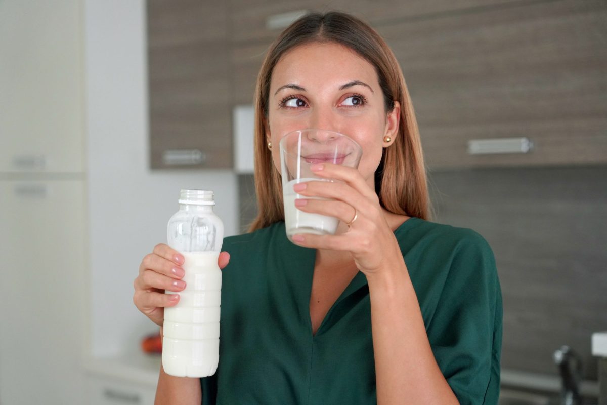 Frau Buttermilch trinken