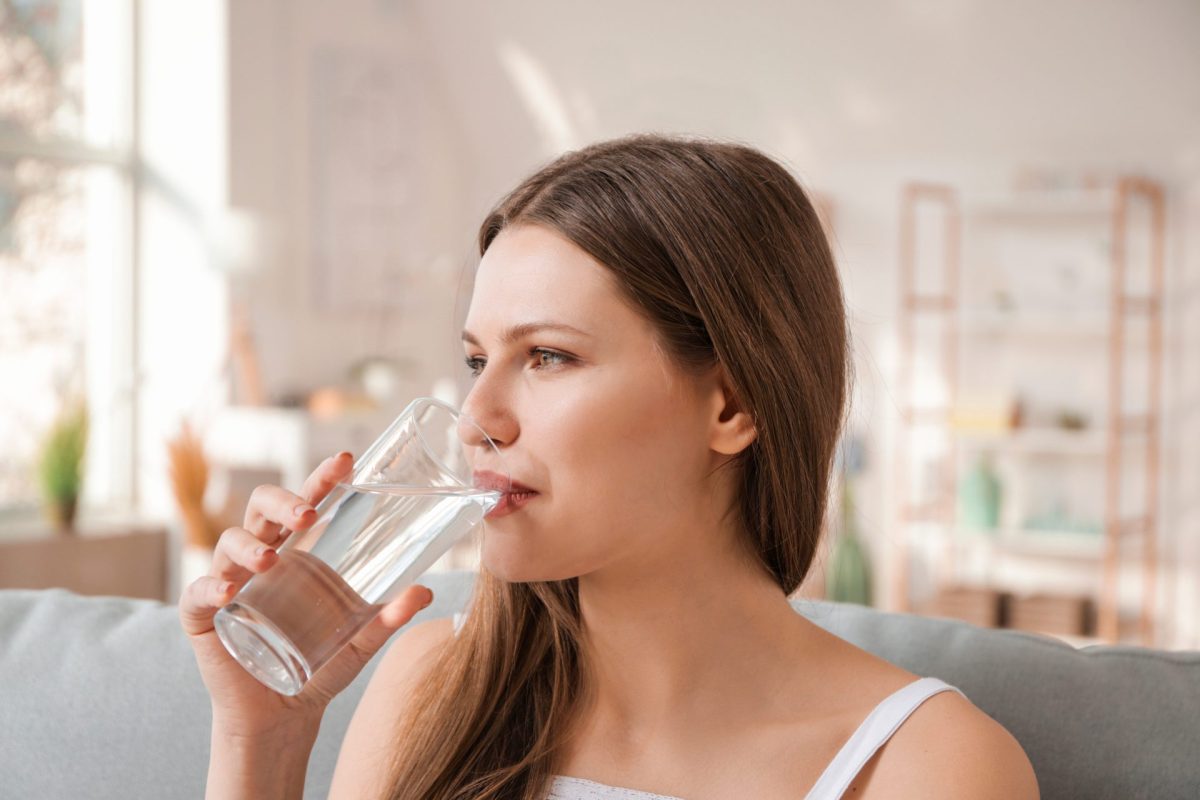 Frau Wasser trinken