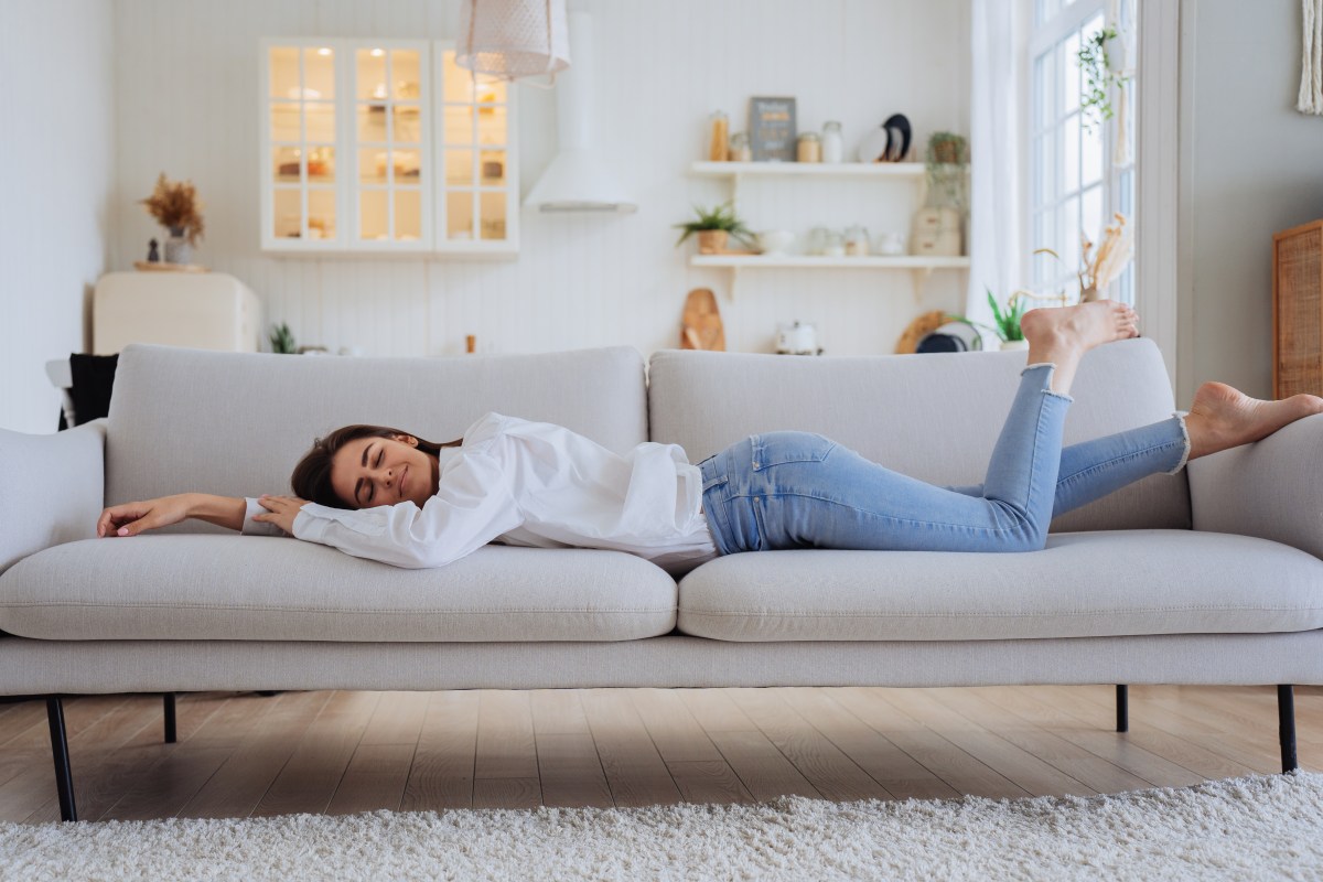 Frau im Wohnzimmer auf dem Sofa