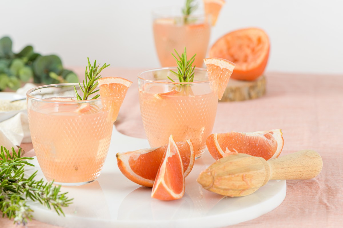 Rhabarber Gin Fizz: Cocktail für die Ernte Zeit