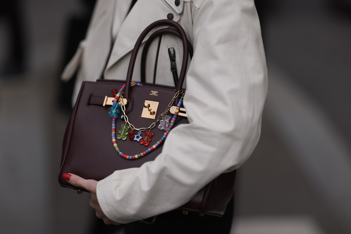 Gast der Paris Fashion Week ist zusehen, wie er eine Hermès Birkin Bag trägt.