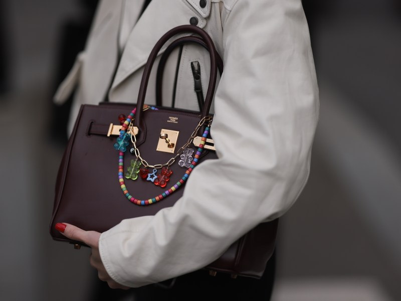 Gast der Paris Fashion Week ist zusehen, wie er eine Hermès Birkin Bag trägt.