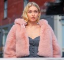 Gigi Hadid trÃ¤gt eine rosane Felljacke.