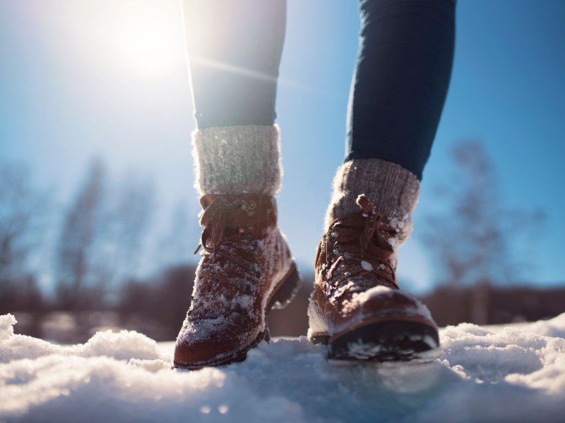 Frau trÃ¤gt Winterstiefel