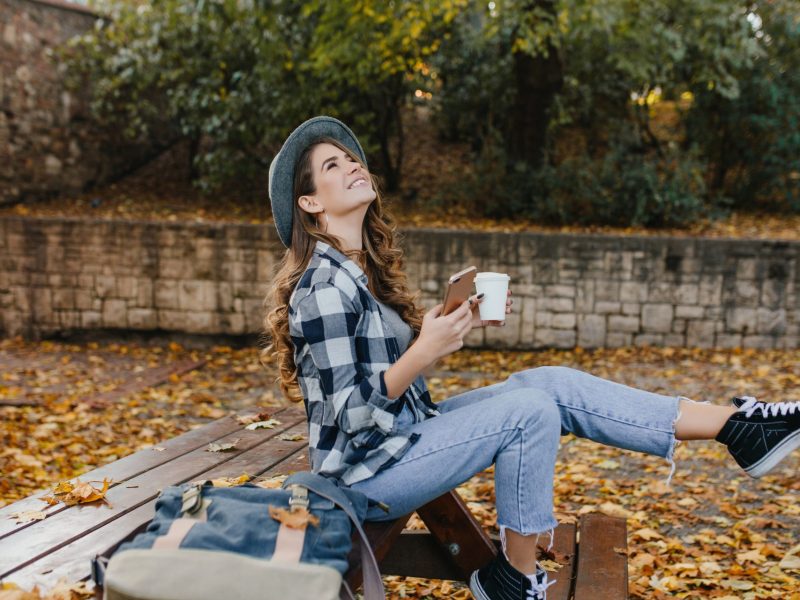 Frau mit Jeans im Hebst