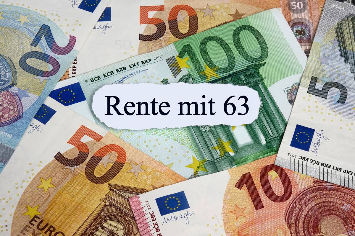 Auf Geldscheinen liegt ein Papier mit der Aufschrift "Rente mit 63".