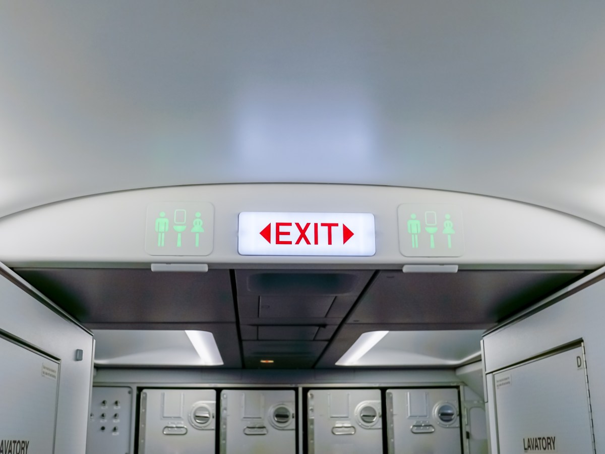 Um die Flugzeugtoilette ranken sich viele Mythen. Wir verraten, wie sie wirklich entleert werden.