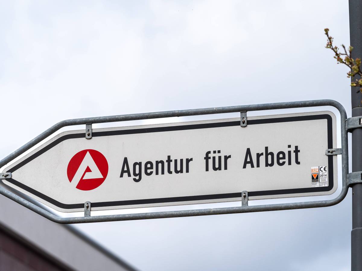 Ein Schild weist den Weg zur Agentur fÃ¼r Arbeit.