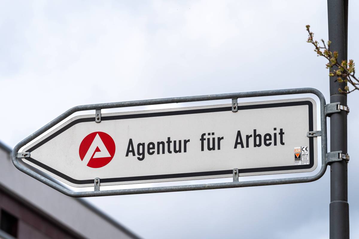 Ein Schild weist den Weg zur Agentur für Arbeit.