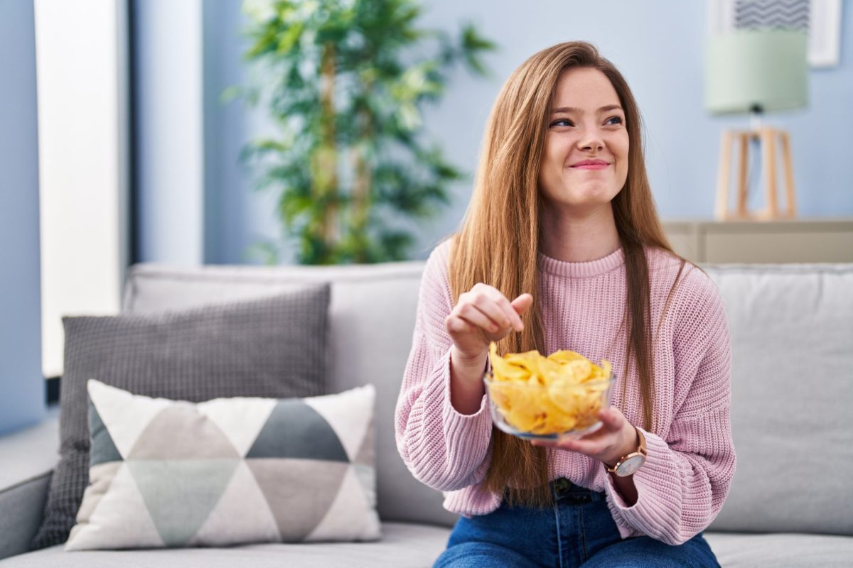 Frau Chips essen