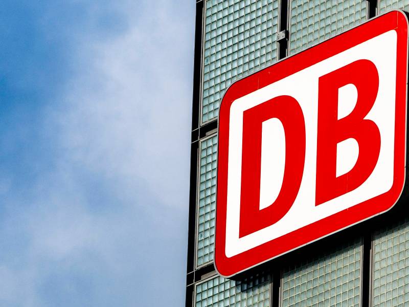 Das Logo der Deutschen Bahn an einem Gebäude.