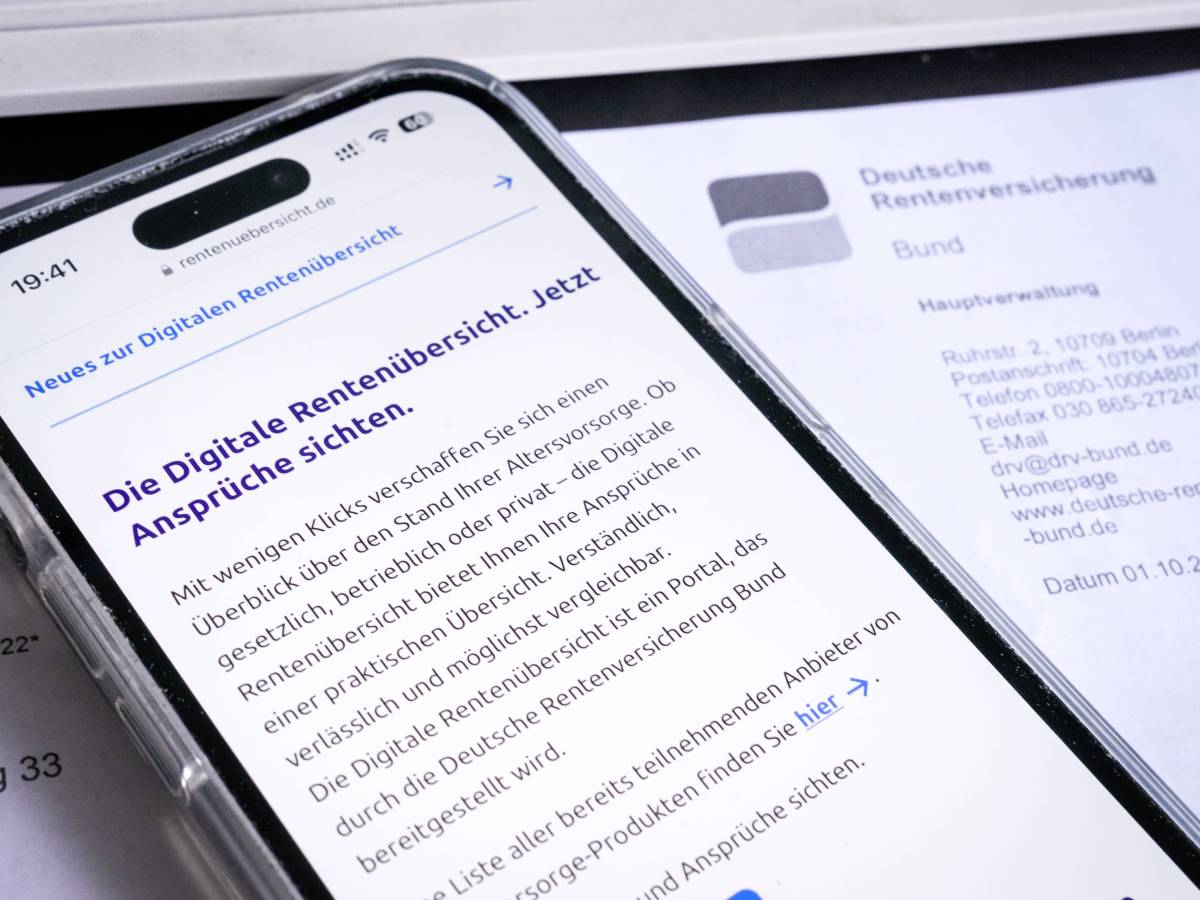 Auf einem Handy wird die Digitale RentenÃ¼bersicht angezeigt.