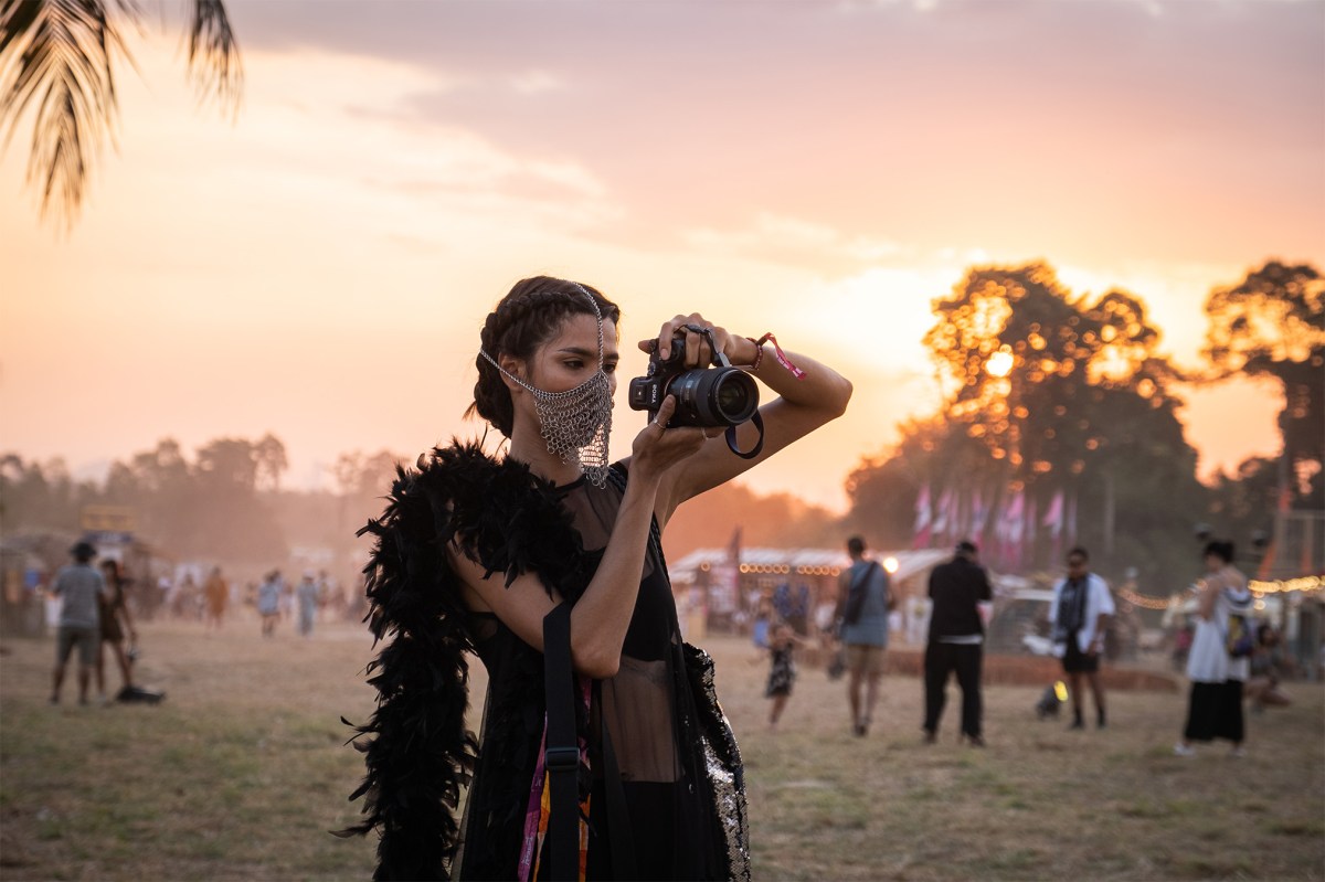 Frau in Festivaloutfit fotografiert auf Festival