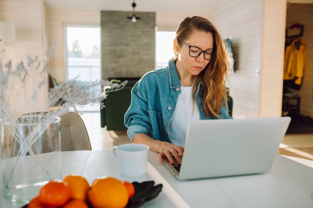 Frau Homeoffice Laptop