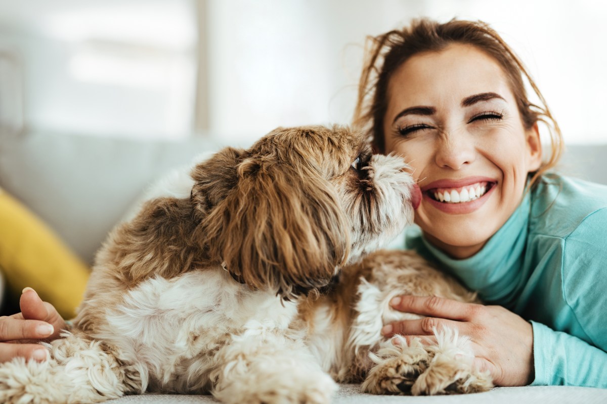 Frau kuschelt mit Hund