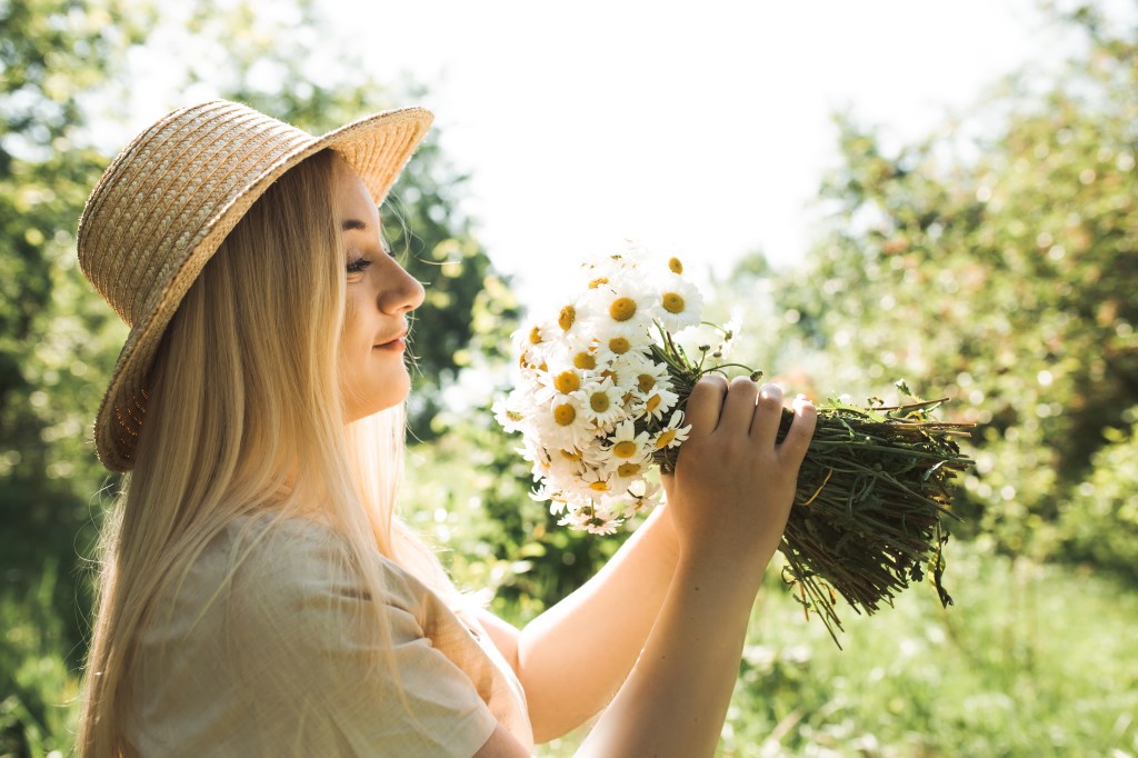 Frau mit Gänseblümchen