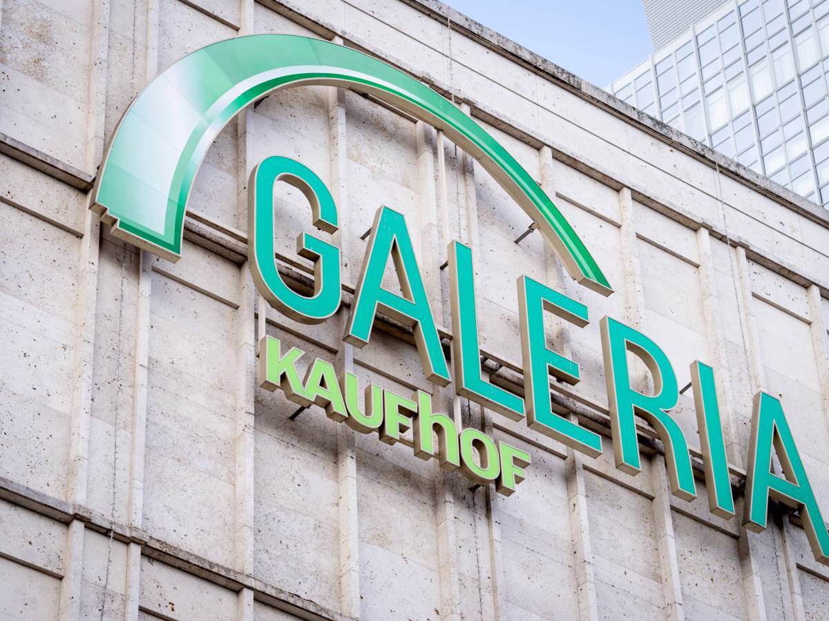 Das Logo von galeria Kaufhof an einem GebÃ¤ude.