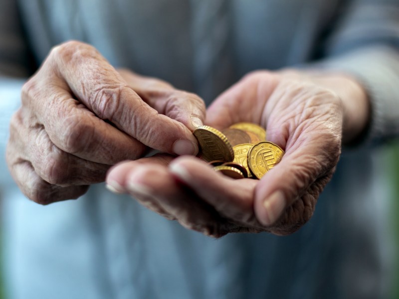 In der Hand einer alten Person liegen MÃ¼nzen.