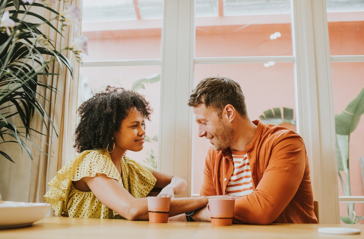 Frau und Mann sitzen sich bei einem Kaffee fÃ¼r ihr erstes Date gegenÃ¼ber