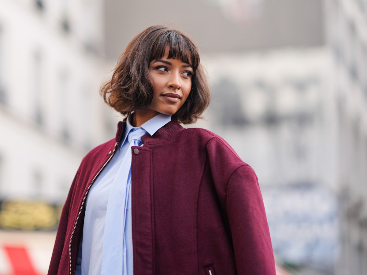 Frau mit Midi Bob prÃ¤sentiert ihre neue Frisur