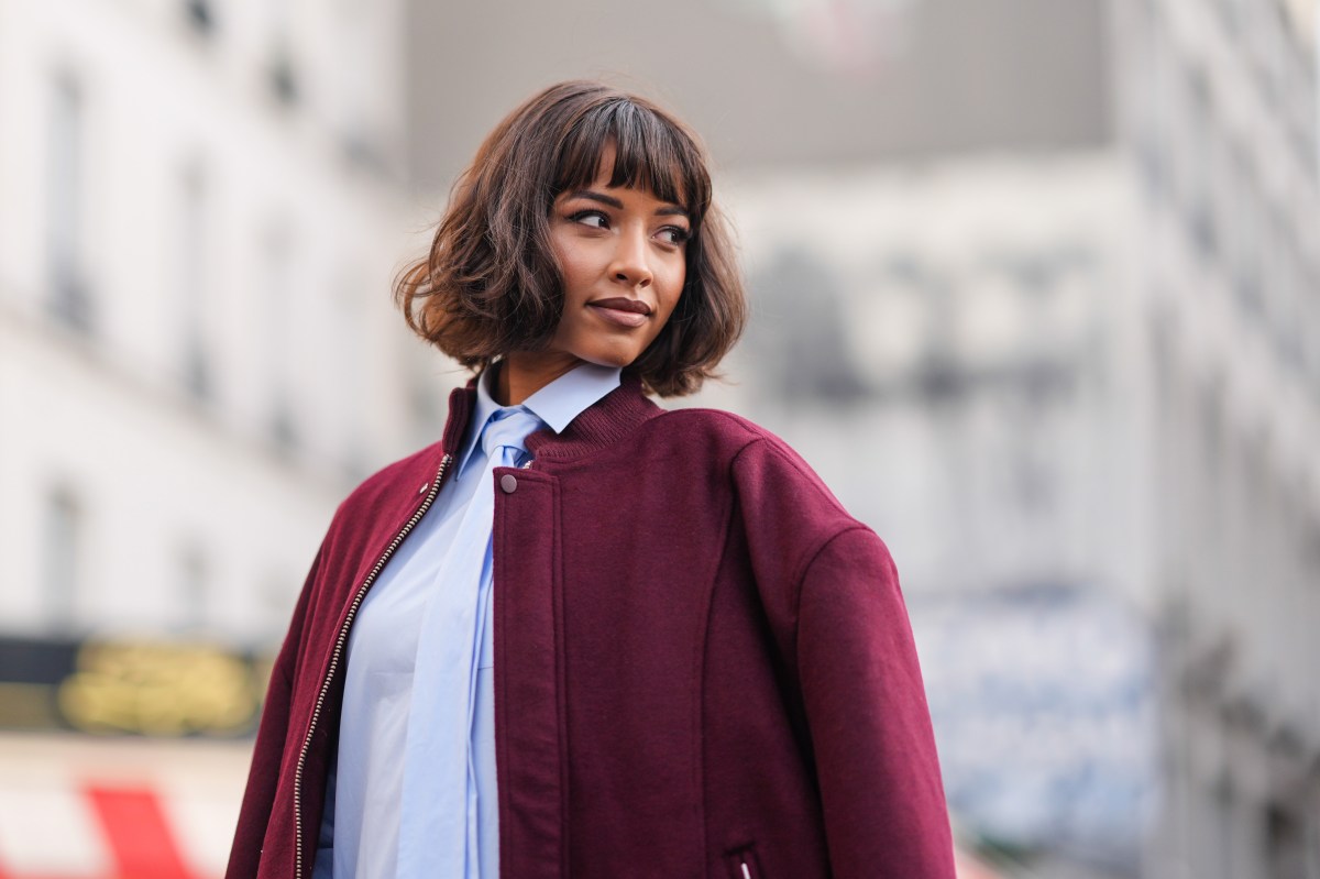 Frau mit Midi Bob präsentiert ihre neue Frisur