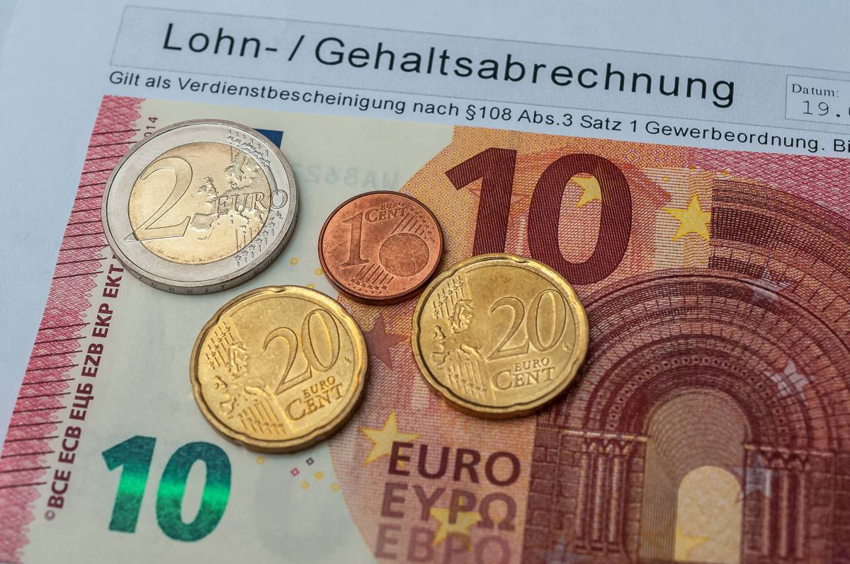 Auf einer Gehaltsabrechnung liegen vierzehn Euro.