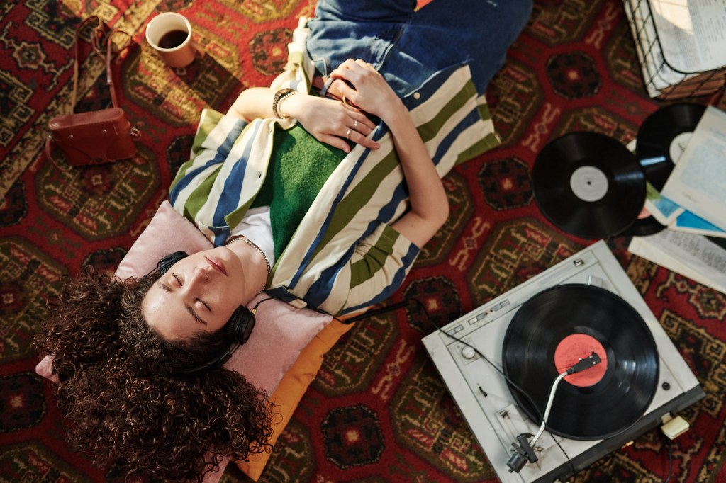 Frau mit Schallplatten