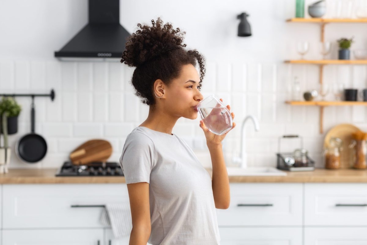 Frau Wasser trinken