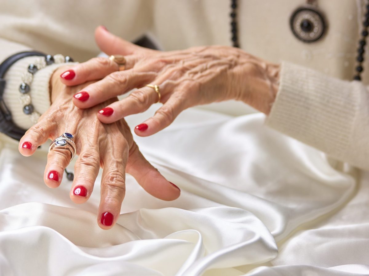 HÃ¤nde einer alten Frau mit roten FingernÃ¤geln