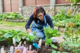 Frau im Garten