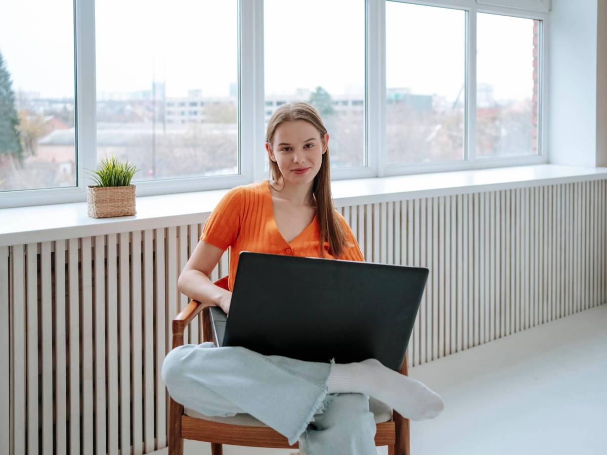 Frau laptop von Steuer absetzen