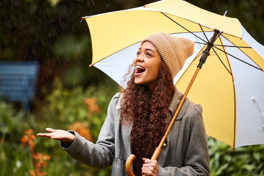 Frau mit Regenschirm