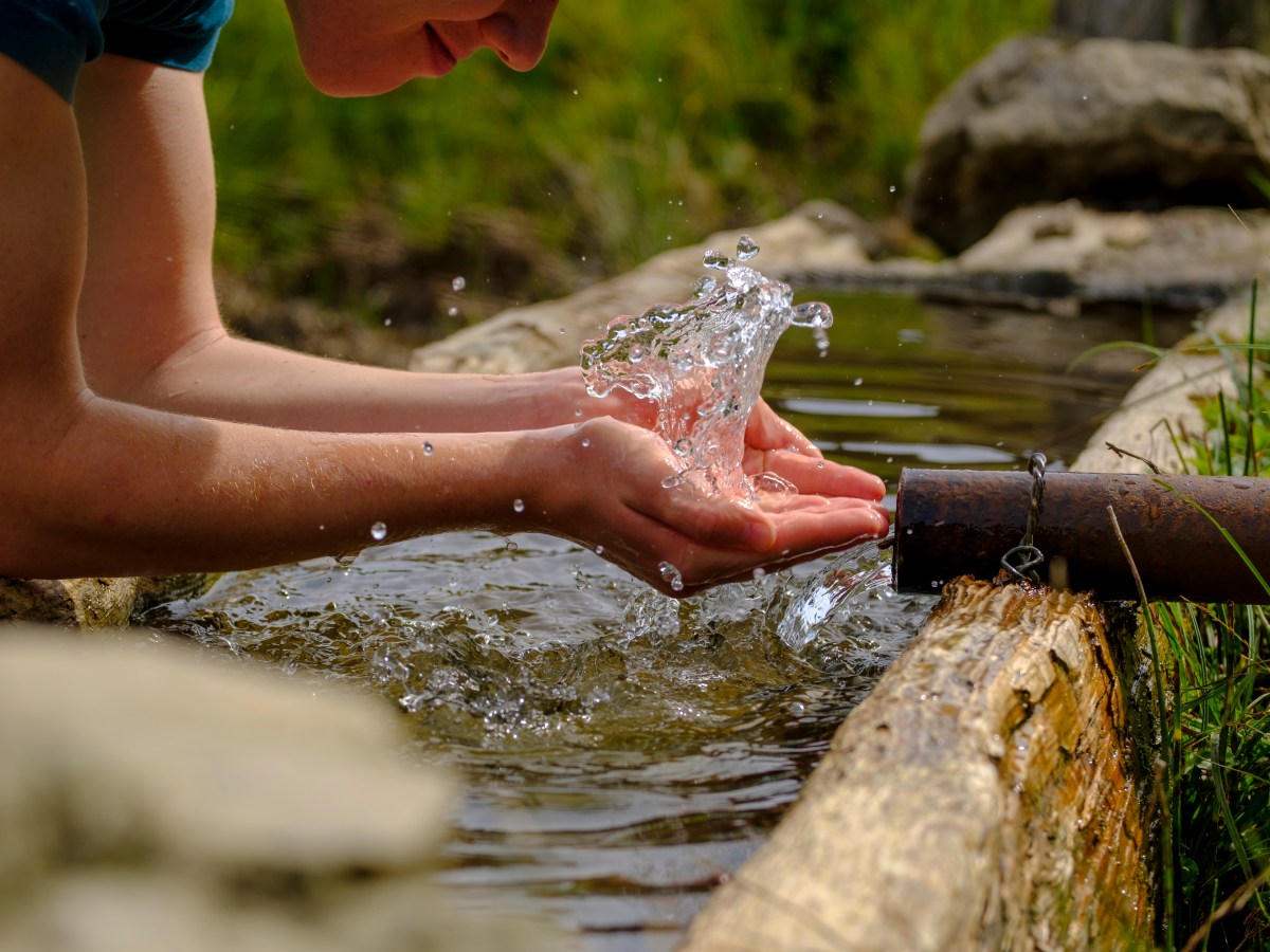 Mit einem UV-Wasserfilter kannst du Wasser als Flüssen oder Seen problemlos filtern.