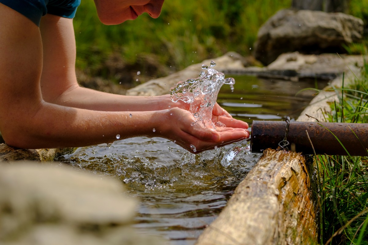 Mit einem UV-Wasserfilter kannst du Wasser als FlÃ¼ssen oder Seen problemlos filtern.