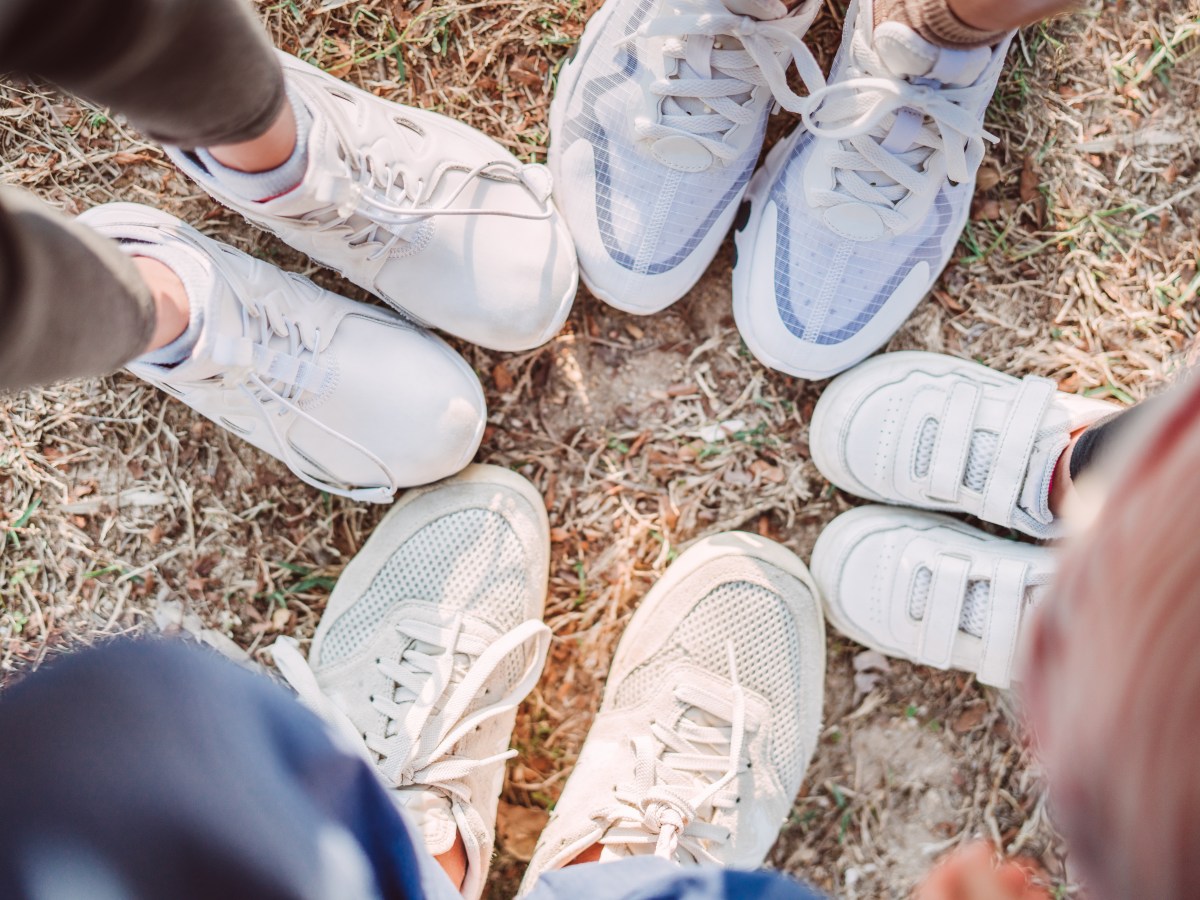 weiße Sneaker im Kreis