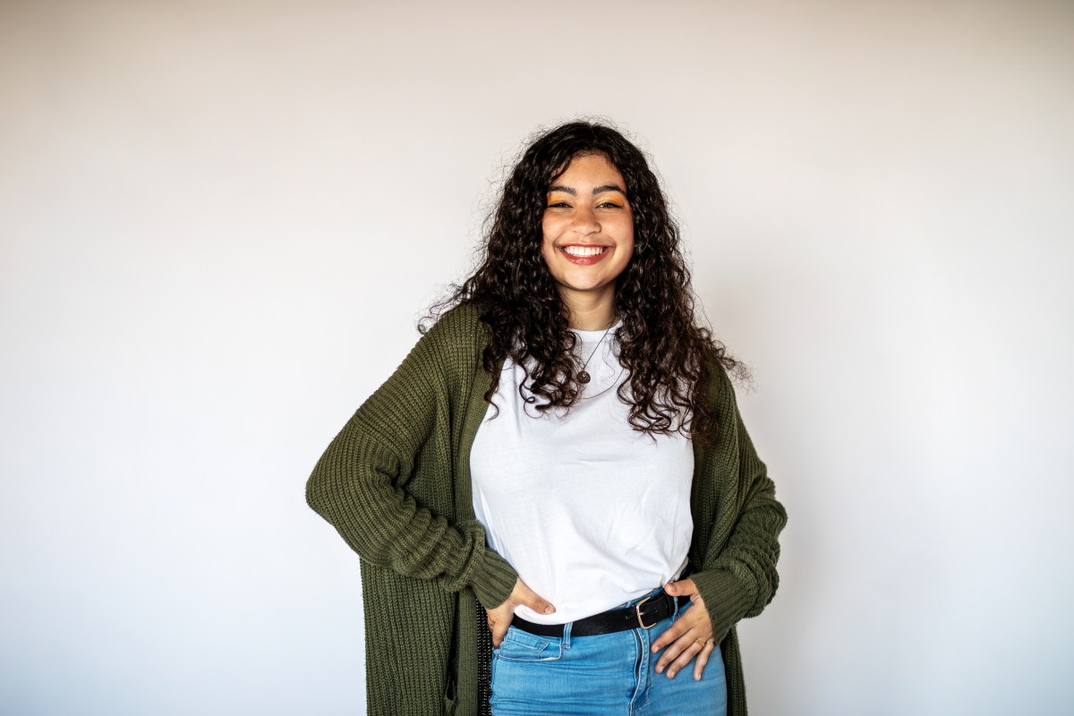 Mädchen mit Cardigan und Jeans