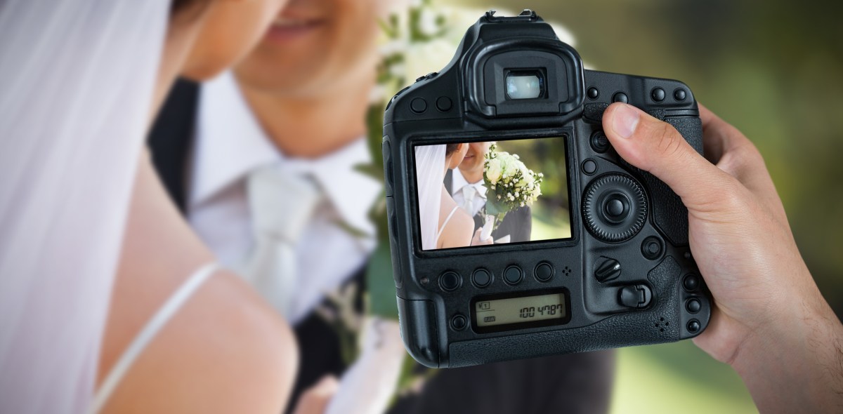 Ein Hochzeitspaar wird fotografiert.