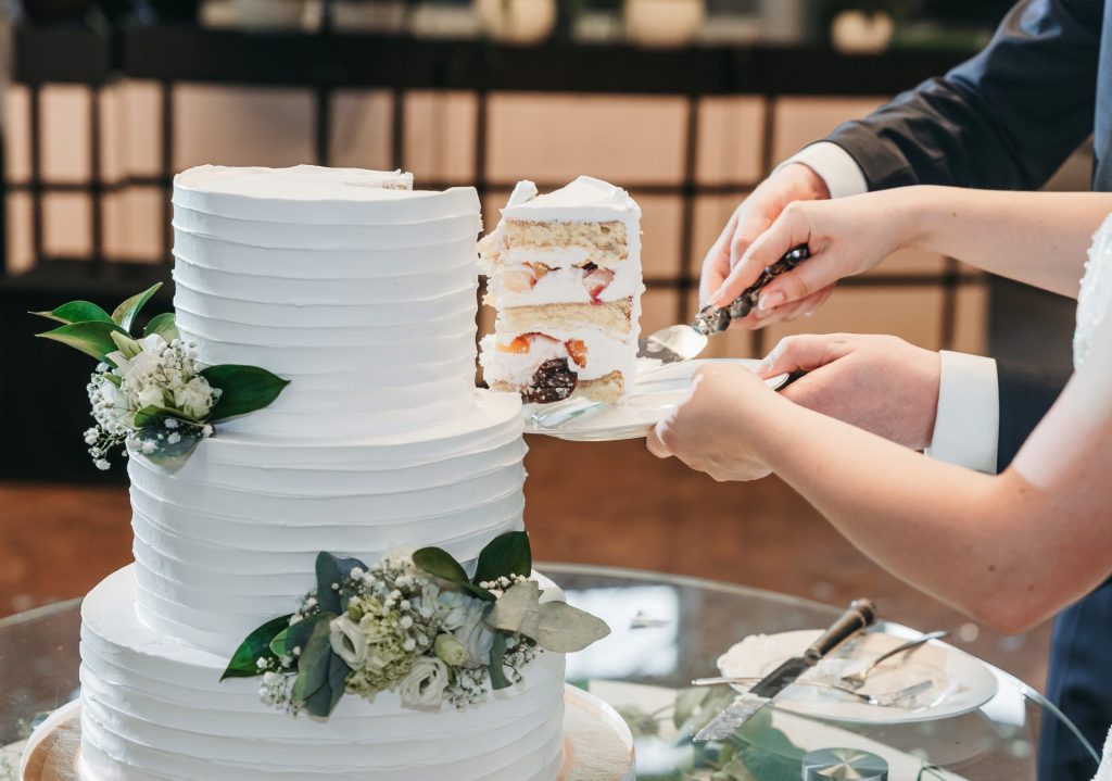 Hochzeitstorte anschneiden