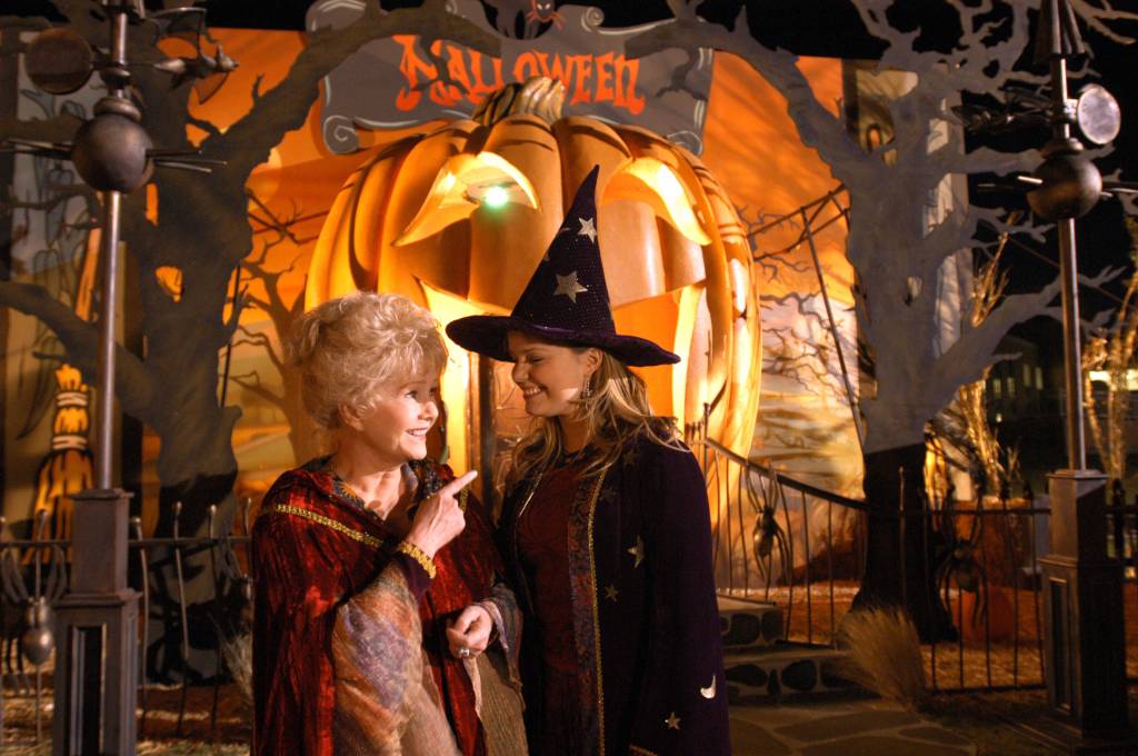 Halloweentown: Debbie Reynolds & Kimberly J. Brown als Aggie Cromwell und Marnie Piper im Film: "Halloweentown High" (2004) 