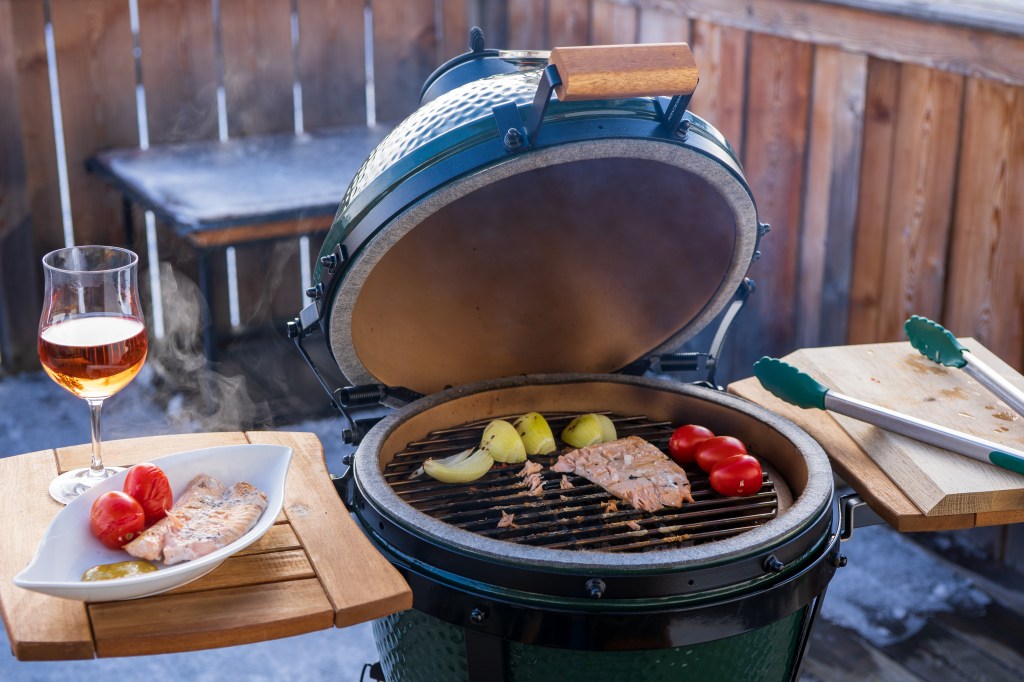 schwarzer Kamado-Grill