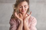 Mantras: Frau bei Meditation