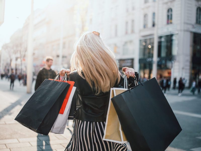 Frau geht shoppen