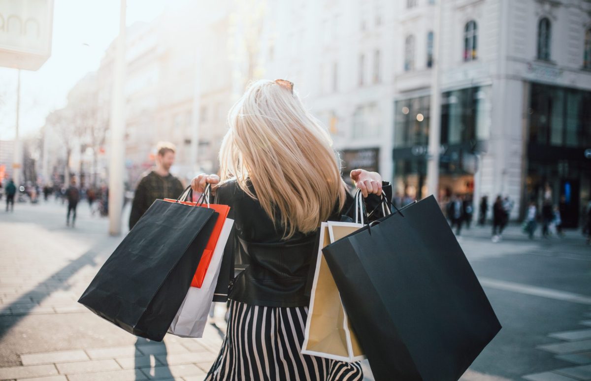 Frau geht shoppen