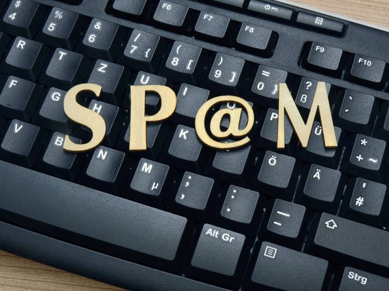 Auf einer Computertastatur steht das Wort "Spam".