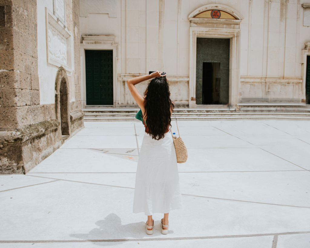 Verhalte dich in Kirchen ruhig und kleide dich entsprechend.